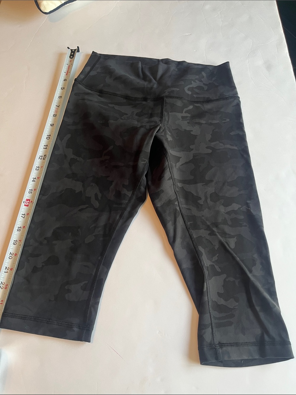 lululemon athletica Black Camo Women’s Capri Leggings size 10